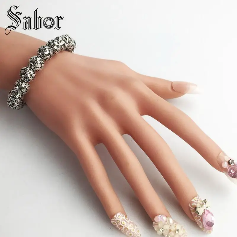 Браслет из нитей с геометрическими бусинами серебряного цвета | Украшения и