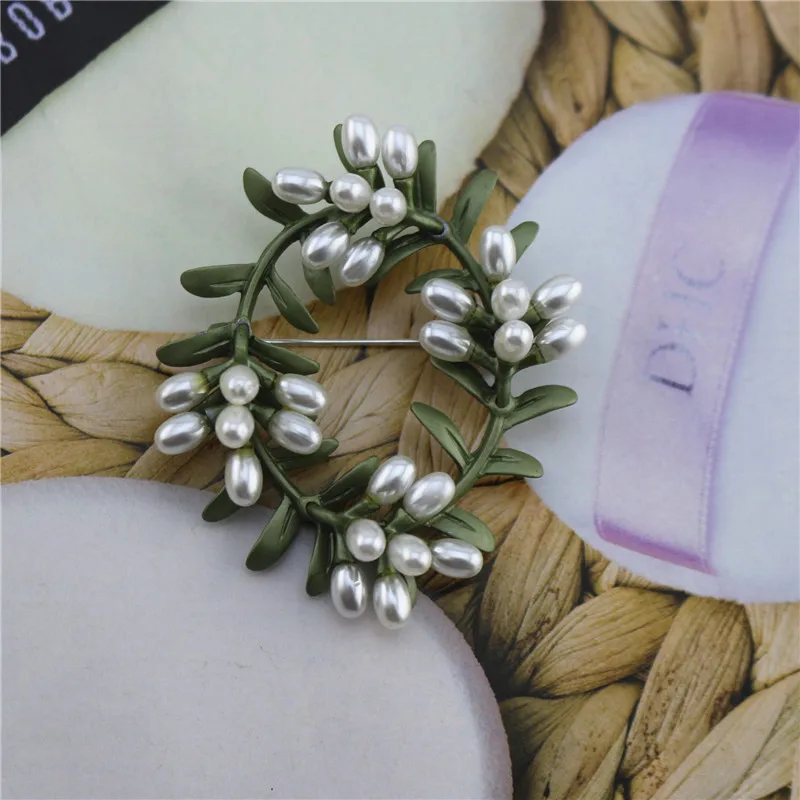 New European and American retro style exaggerated green baking paint inlaid imitation pearl alloy brooch | Украшения и аксессуары