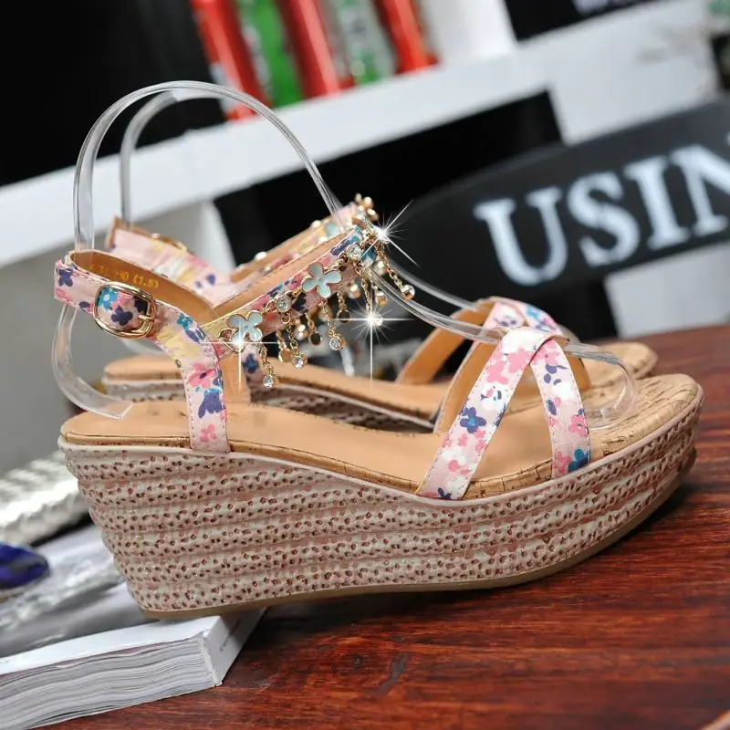 С цветочным узором туфли на платформе с украшением кристаллами женские