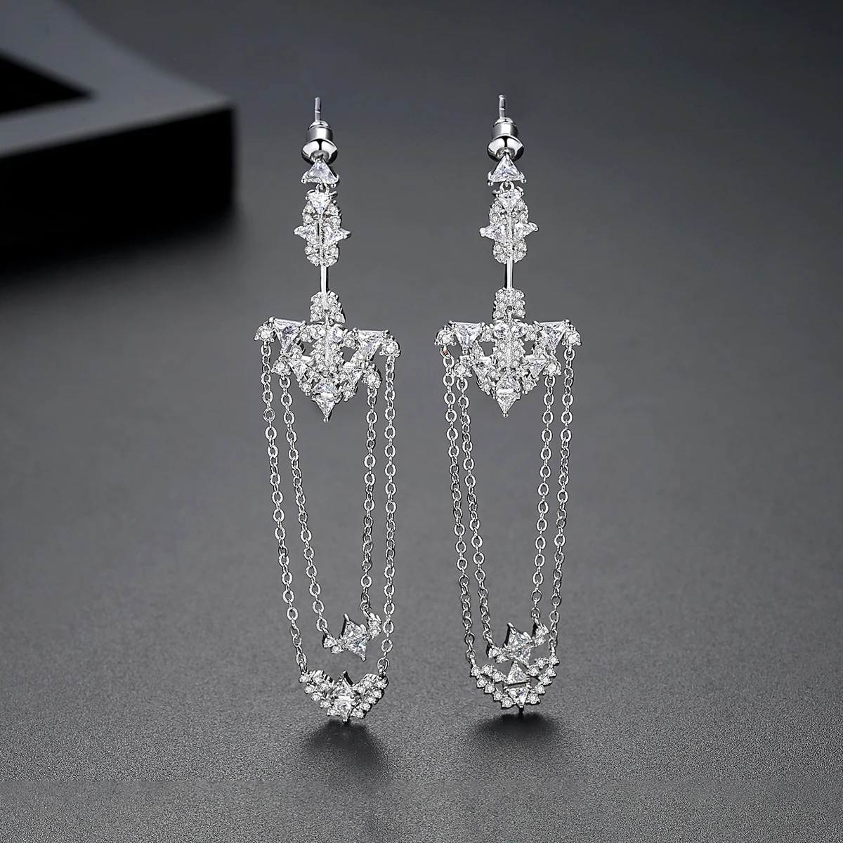 LUOTEEMI новая стильная текстильная спортивная обувь с цепочкой свисающие серьги