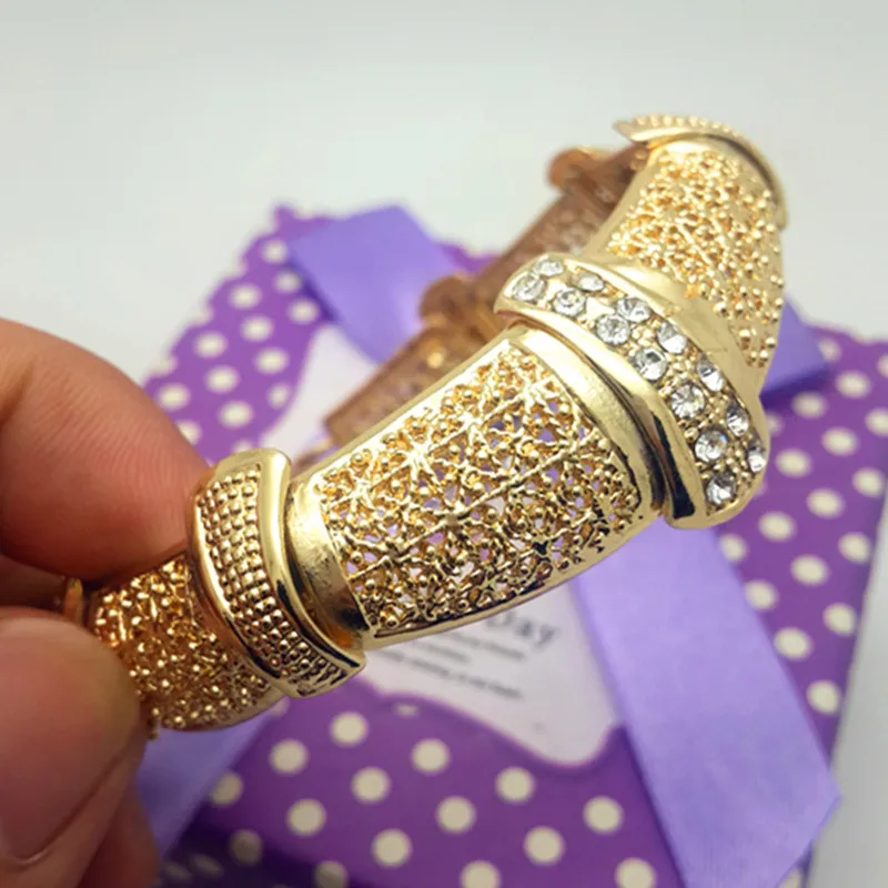 Комплект ювелирных изделий из большого золотого цвета в Дубае роскошный