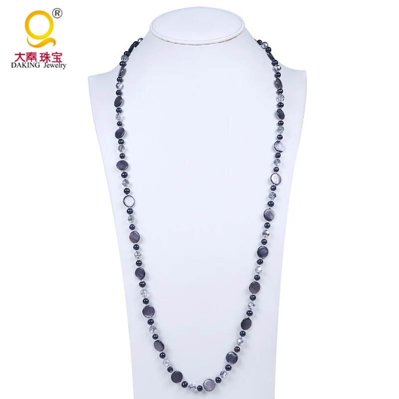 Современное ожерелье с серыми дисками и бусинами белыми гранями кристаллами