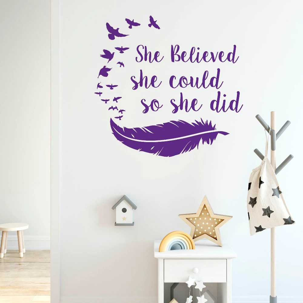 

Детская комната стена для вдохновения стикер она верила, что она может, так что она Цитата виниловое панно перо Летающие птицы; настенная ро...