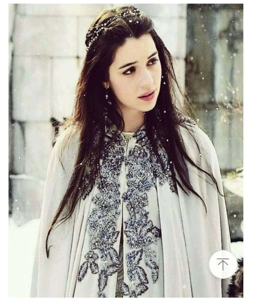 Женская меховая накидка для невесты длинная вечерняя с капюшоном украшенная