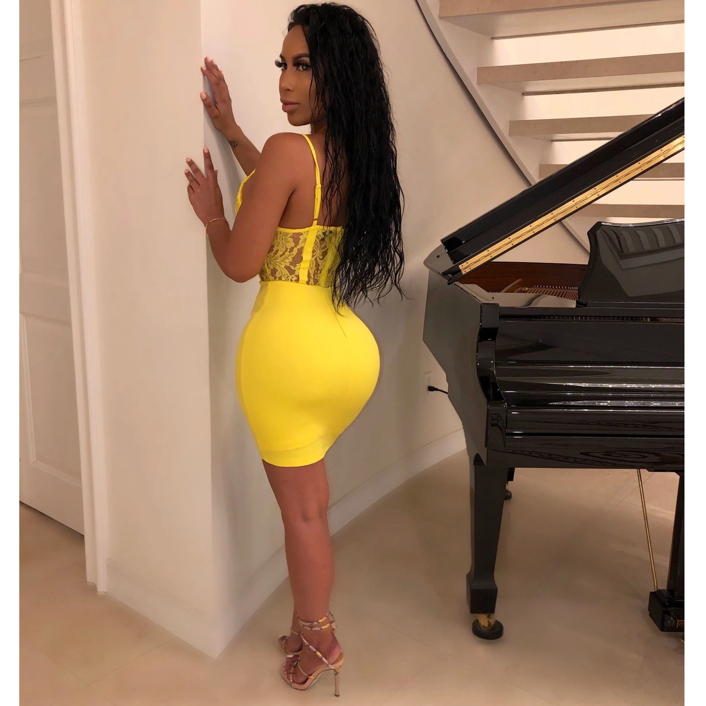 Женское кружевное бандажное платье желтое элегантное дизайнерское вечернее без