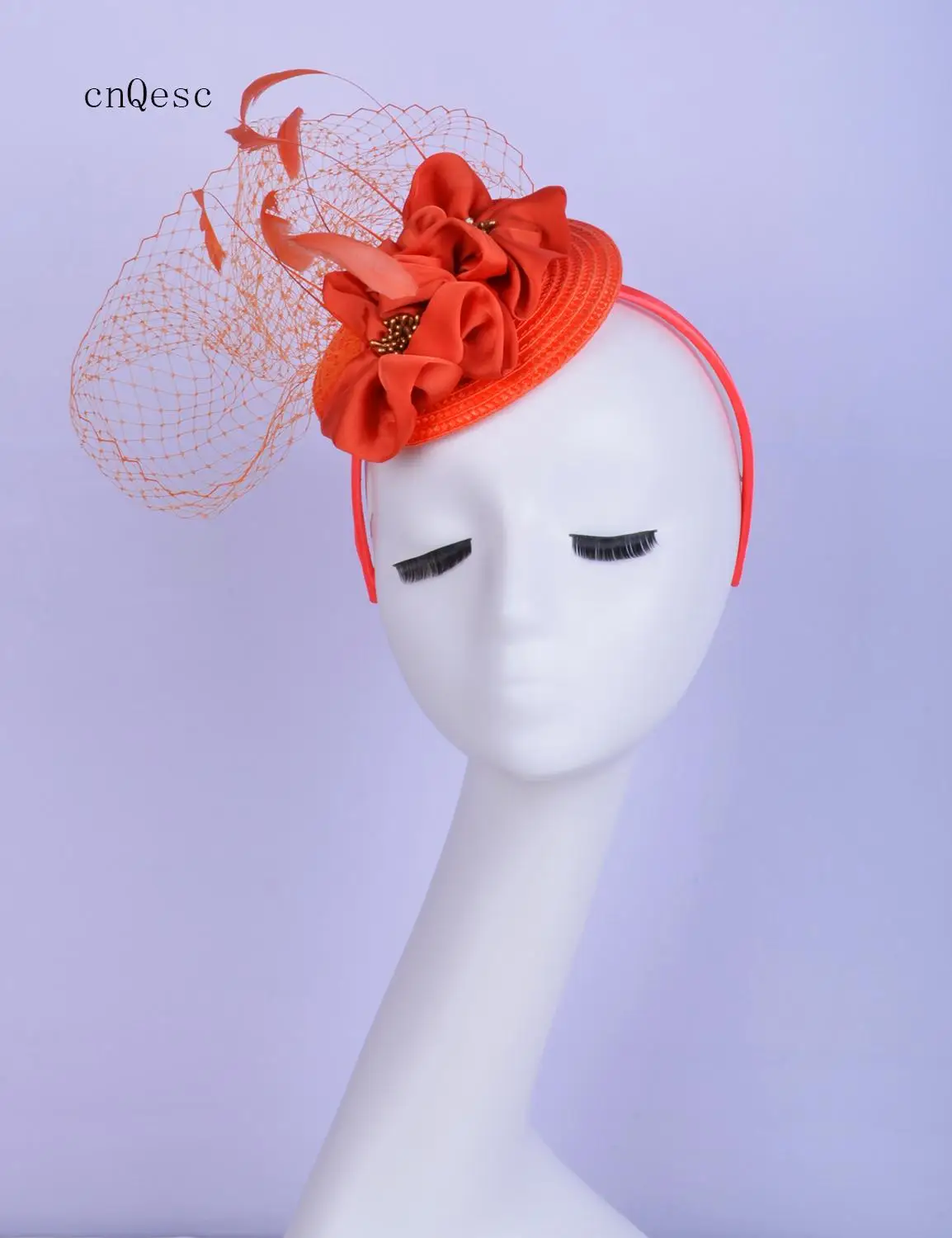 Маленький оранжевый ржавый фасцинатор с вуалью для Kentucky Derby, свадьбы, скачек, душа невесты, матери невесты с цветком и перьями.