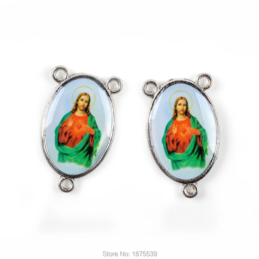 Медали зеленого цвета в виде красного сердца с 3 отверстиями изображением иисуса