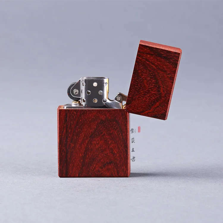 Индийское лобовое Красное сандаловое дерево Зажигалка старое красное