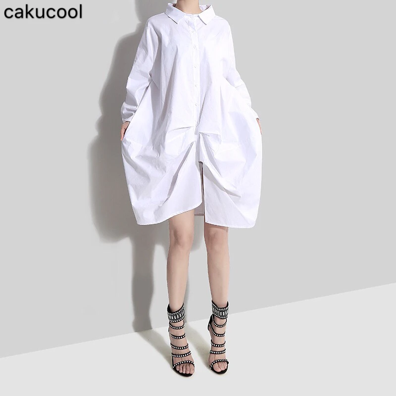 Женское свободное платье-рубашка Cakucool черно-белое длинное в складку с