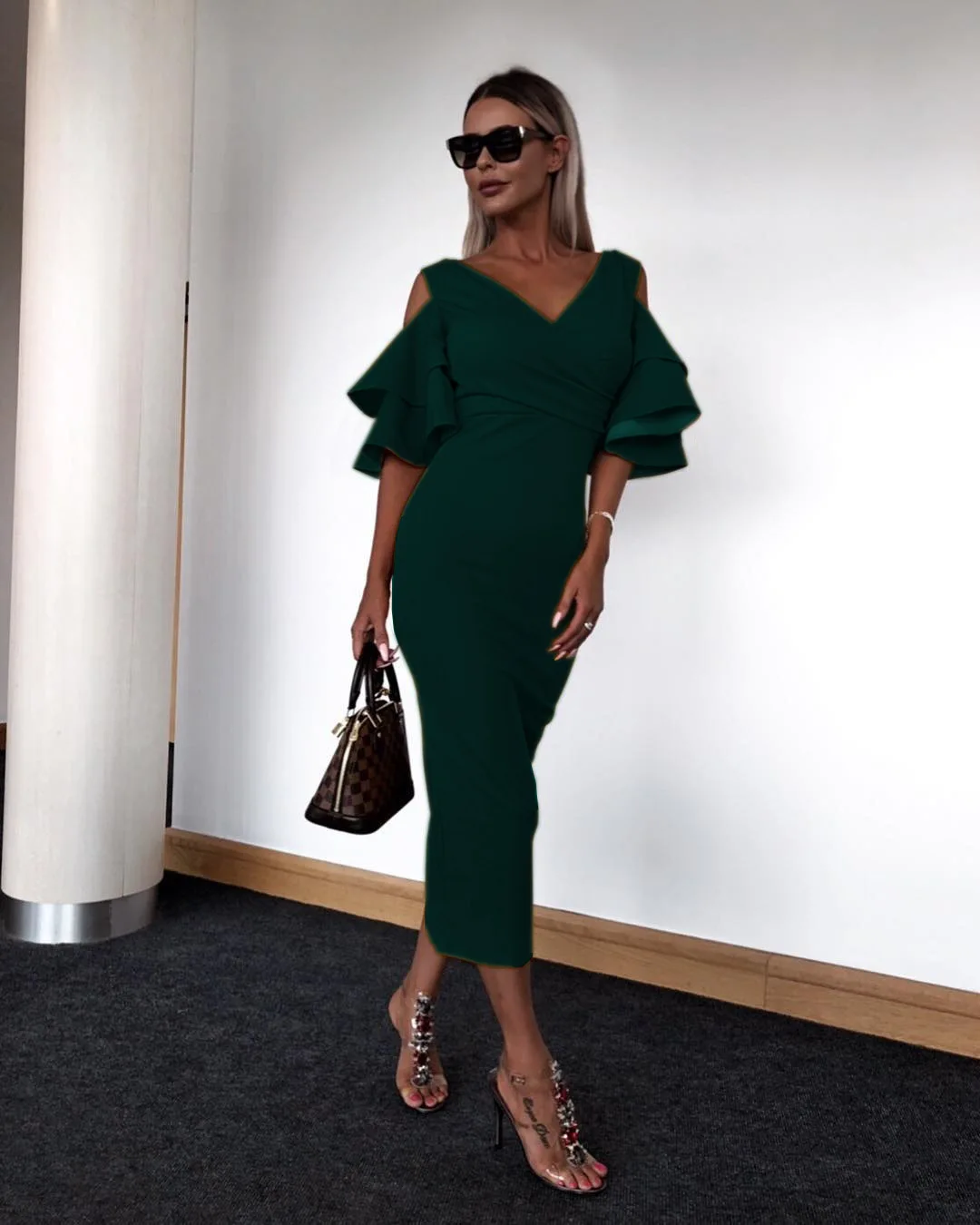 Женское длинное платье Красное Облегающее с глубоким треугольным вырезом без