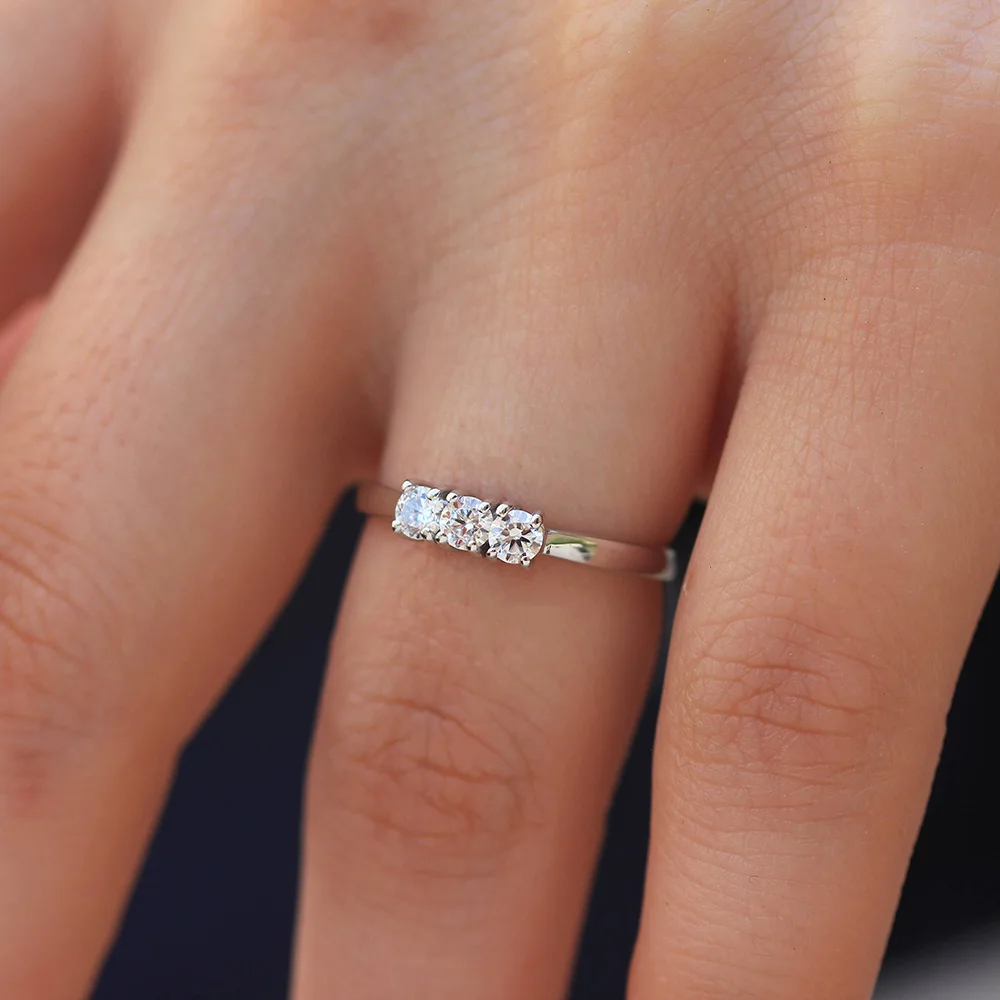 Серебряное и 18K белое золото круглое кольцо 0 6ct F цветное моиссанитовое
