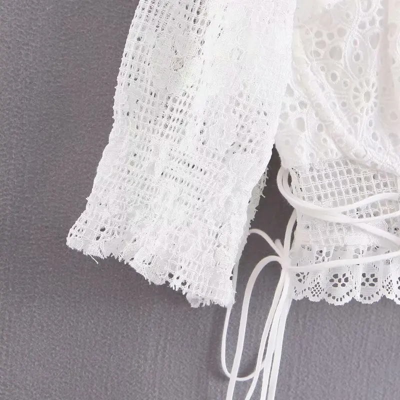 Женский кружевной топ с вышивкой белый облегающий короткими рукавами фонариками