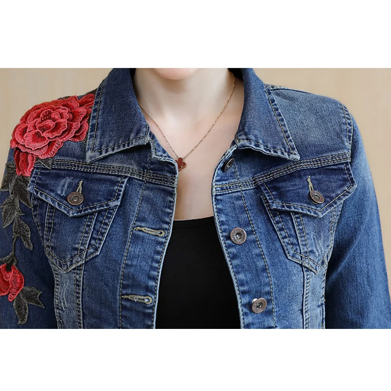 Женская джинсовая короткая куртка с вышивкой однобортная Базовая на весну и