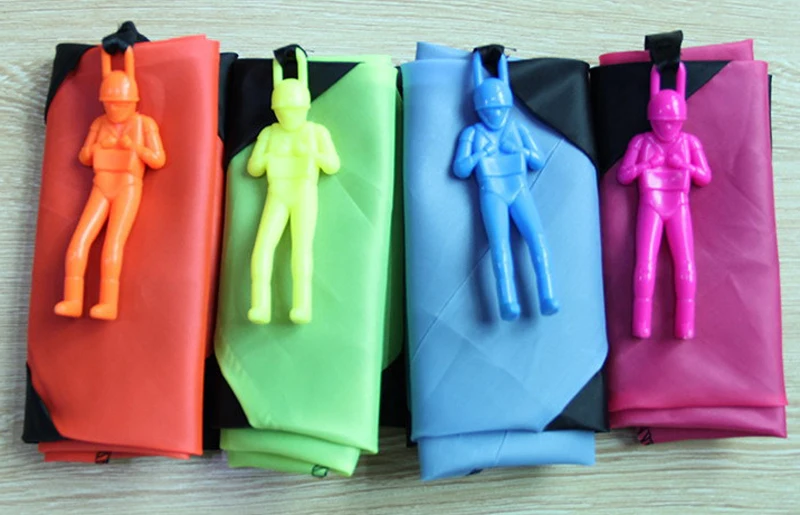 Бесплатная доставка 6x новая мини игрушка летающего парашюта для использования в