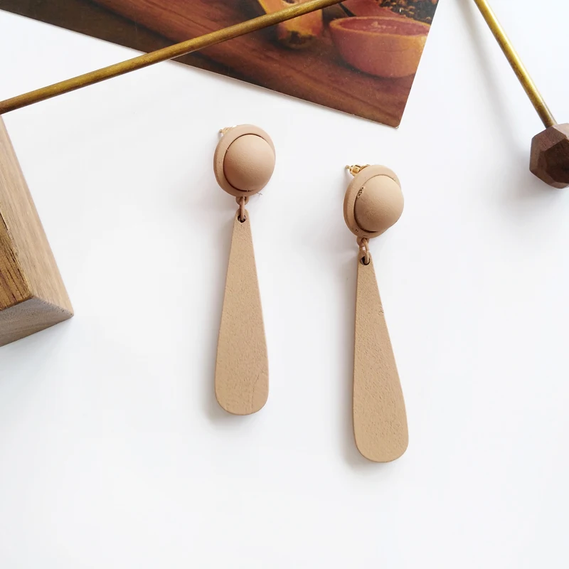 Простые сережки цвета слоновой кости