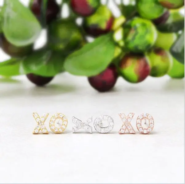 Стильные серьги-гвоздики Роза "XO" Коты Серьги - Окраска металла: Золотой цвет