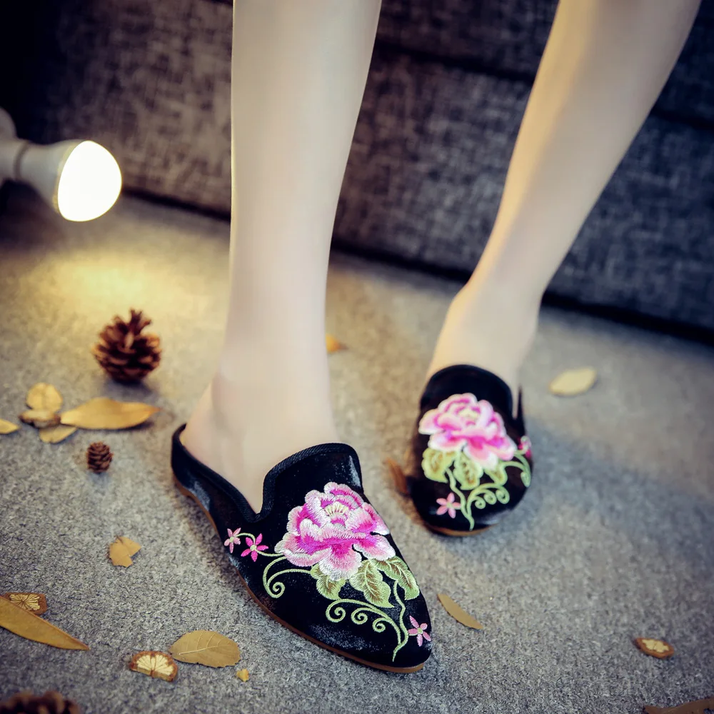 4 style black Женские летние шлепанцы; шлепанцы без задника с острым носком и цветочной вышивкой; женская обувь на плоской подошве без застежки; повседневные уличные тапочки без задника; большой размер 43 - Цвет: 4 style black