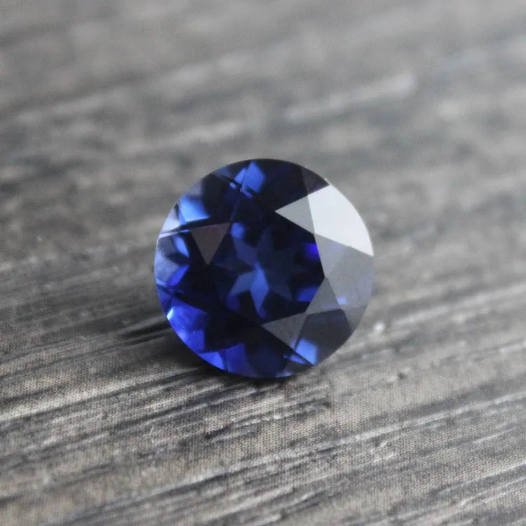 Круглые яркие граненые ограненные бусины из синего камня синий корунд для