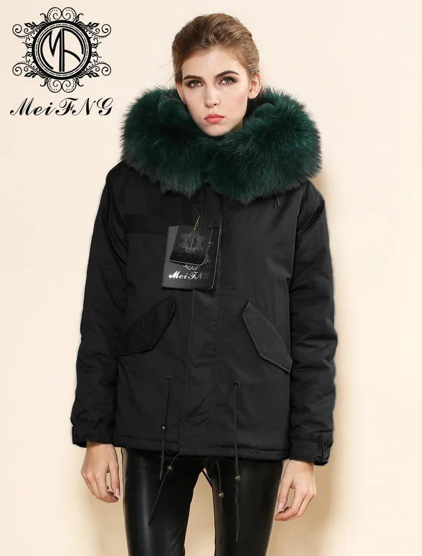 Куртка женская зимняя короткая с мехом енота и воротником из искусственного меха