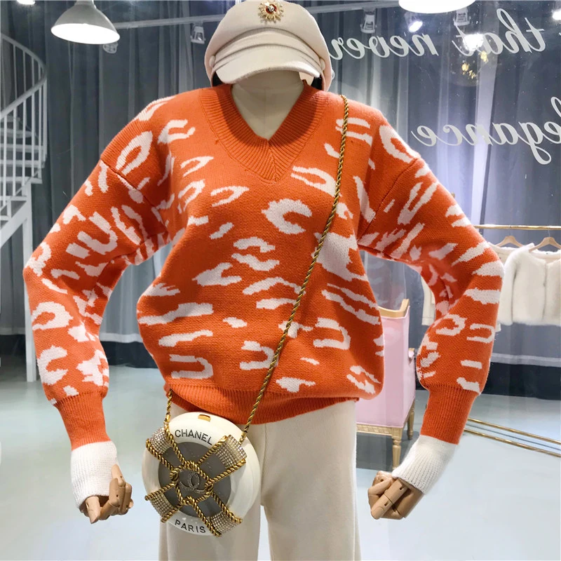 Женский свитер ALPHALMODA свободный с треугольным вырезом и леопардовым принтом на