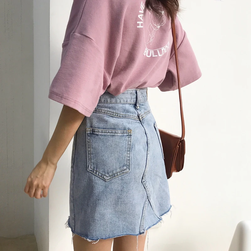 Мини юбка женская джинсовая на пуговицах модная рваная школьная с бахромой