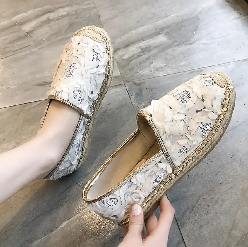white flats Красивое кружево с цветами летние туфли без задника Женские Дышащие сетчатые блестящие тапочки на плоской подошве соломенные льняные эспадрильи оксфорды для девочек пляжные шлепанцы - Цвет: white flats