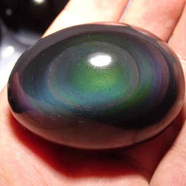 Водный лед с натуральным обсидианом обсидиан каменные украшения яйца руки