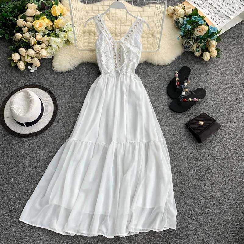 Женское платье с v образным вырезом летнее элегантное черное белое оборками на