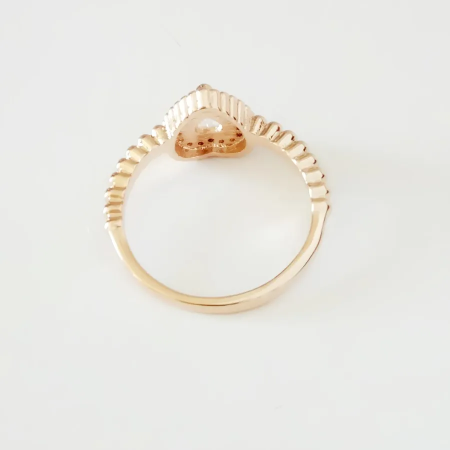 Женское кольцо с фианитом золотого цвета кубическим цирконием в форме сердца 585 |