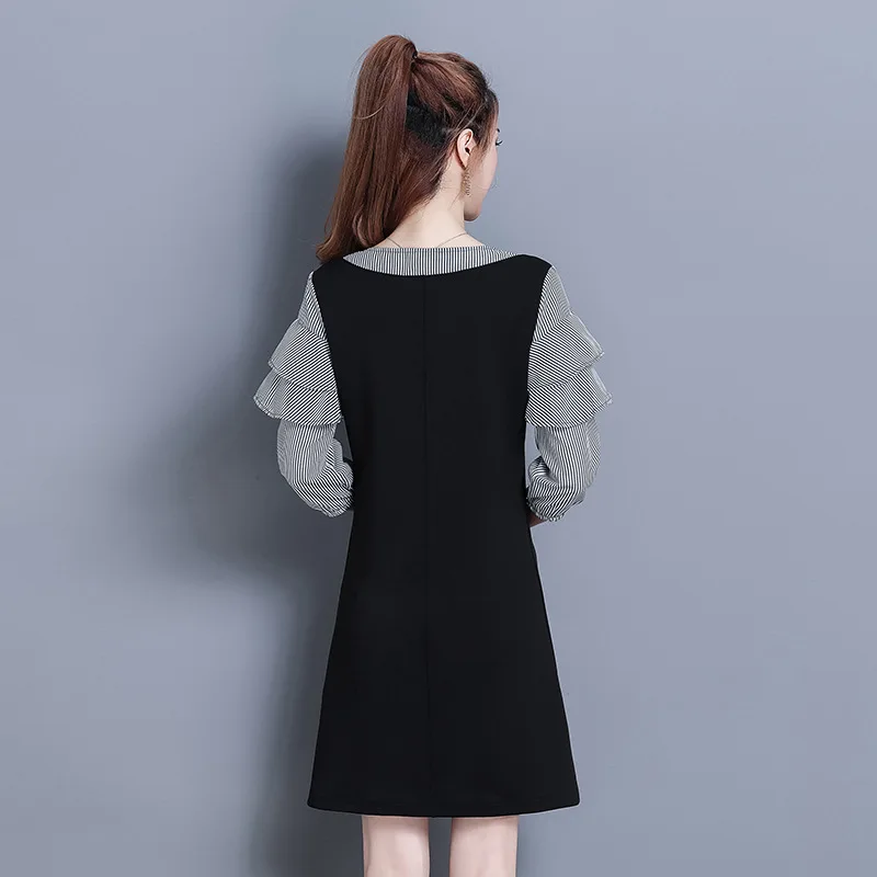 Дамская корейская версия нового платья на весну и осень с полосатой отделкой и сочетанием модных подделок на семь точек рукава V.