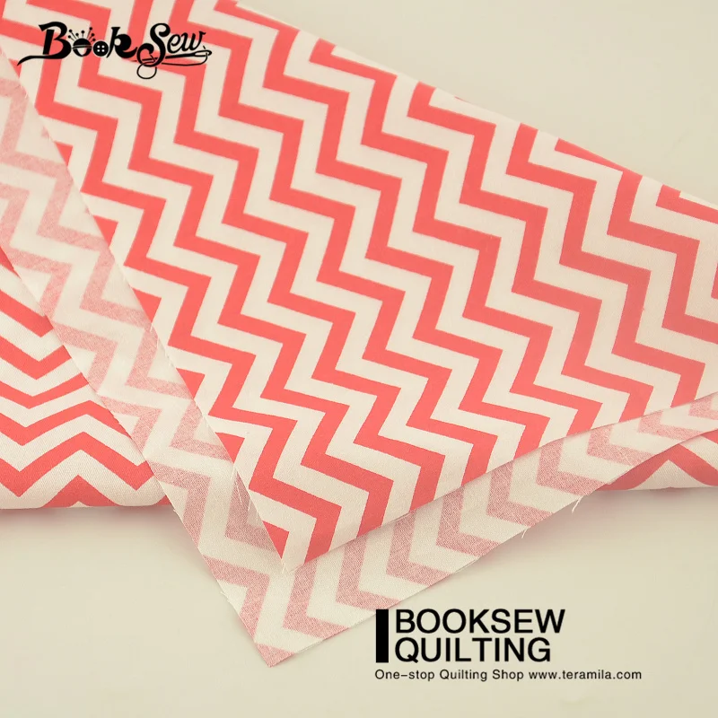 Хлопчатобумажная саржевая ткань Booksew для полных четвертей розовая волнистая
