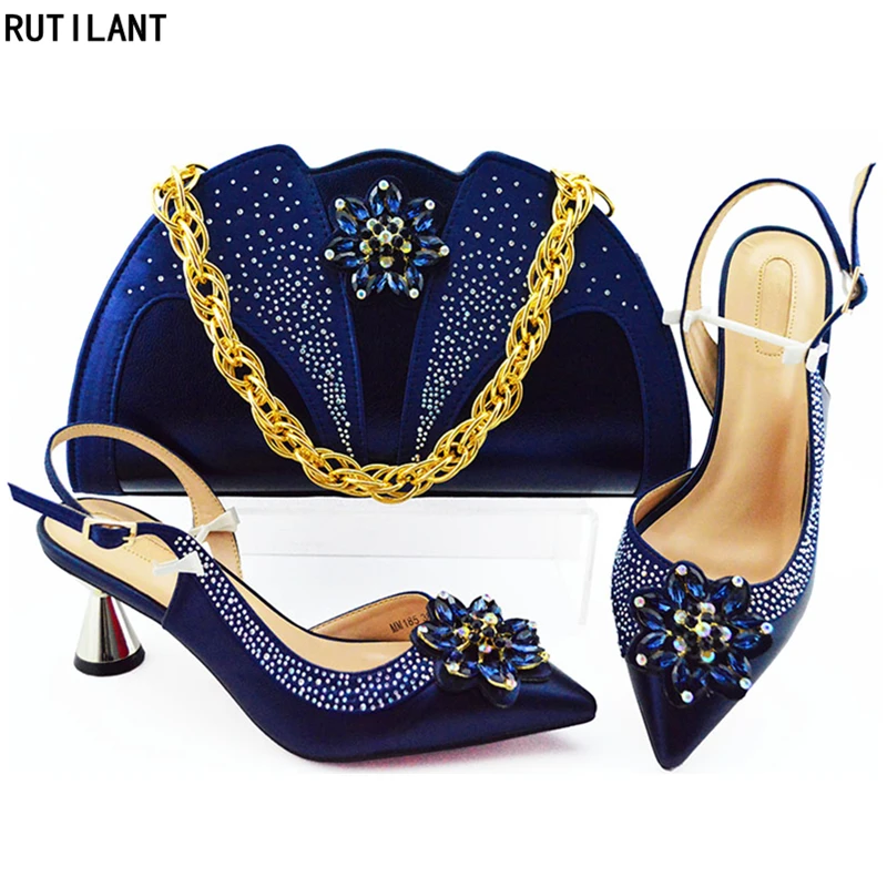 Комплект из женской обуви и сумки в итальянском стиле украшенный аппликацией