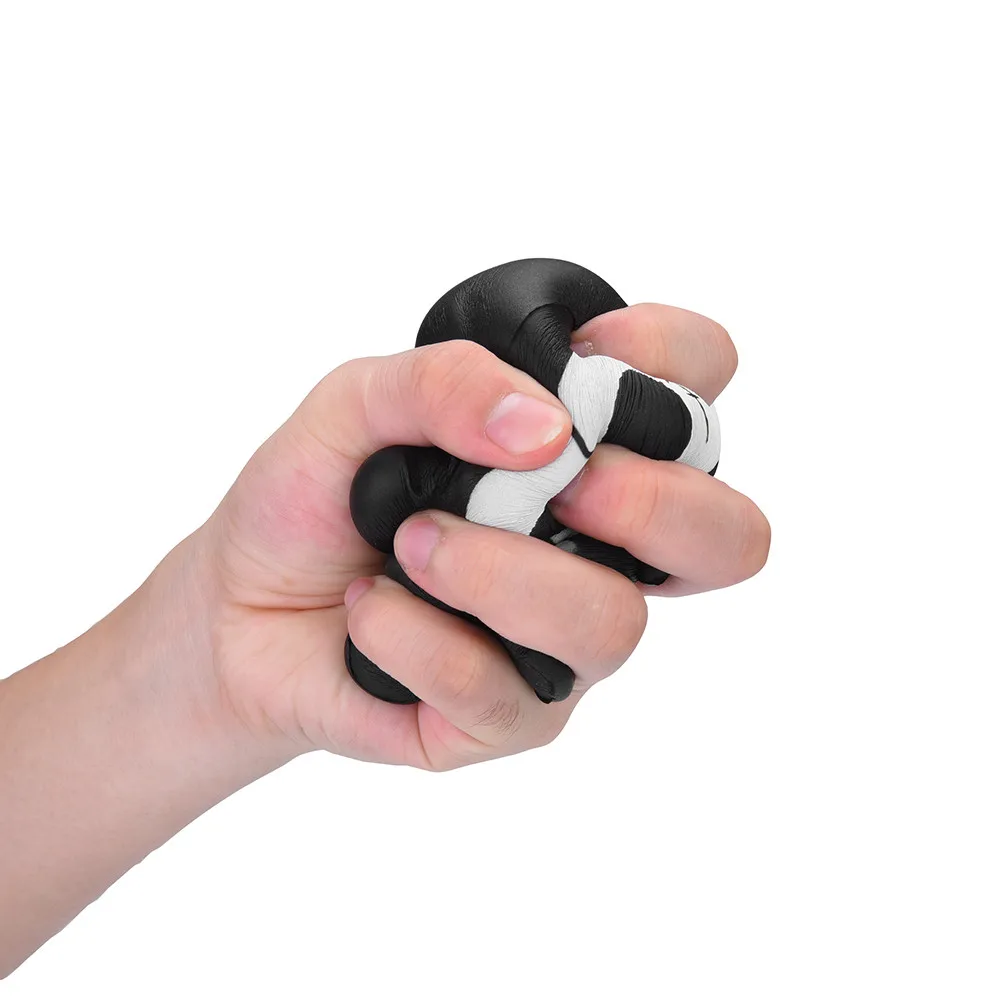 Симпатичная мягкая кошка медленно восстанавливающая форму выдавливающая