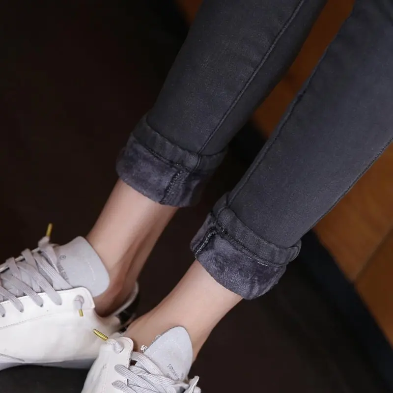 Джинсы-карандаш женские черные утепленные с вельветовой подкладкой высокой
