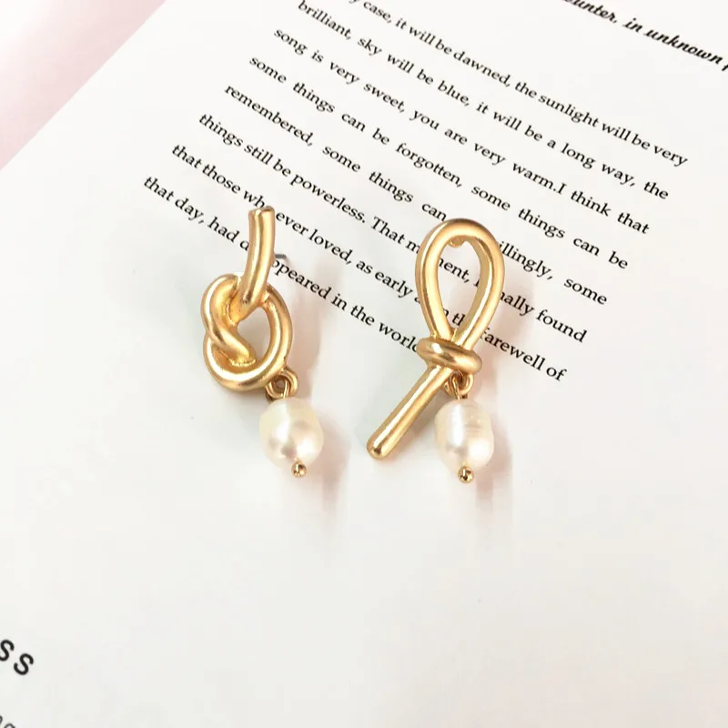 Простые Дизайнерские жемчужные серьги гвоздики с золотым узлом Модная бижутерия