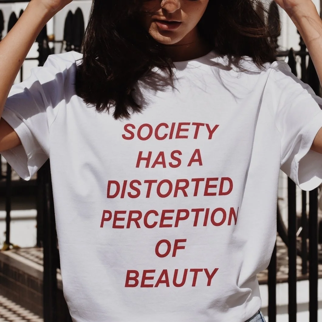 

Fashionshow-JF Society имеет искаженное восприятие красоты с буквенным принтом, женская футболка, хлопковая Футболка для девушек, топ, футболка