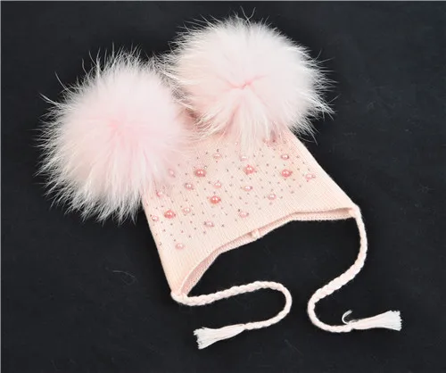 Pink match fur Детская теплая зимняя шапка с двойным меховым помпоном, вязаная шерстяная шапка для маленьких мальчиков и девочек, Шапка-бини с помпонами из натурального меха енота - Цвет: Pink match fur