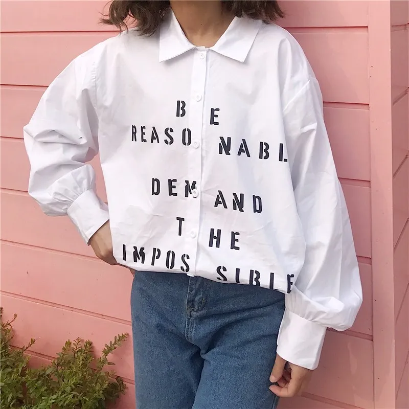 Милая Повседневная белая длинная блузка с надписью и длинными рукавами