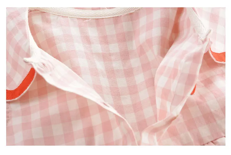 Летнее клетчатое платье на пуговицах до колена с короткими рукавами и воротником