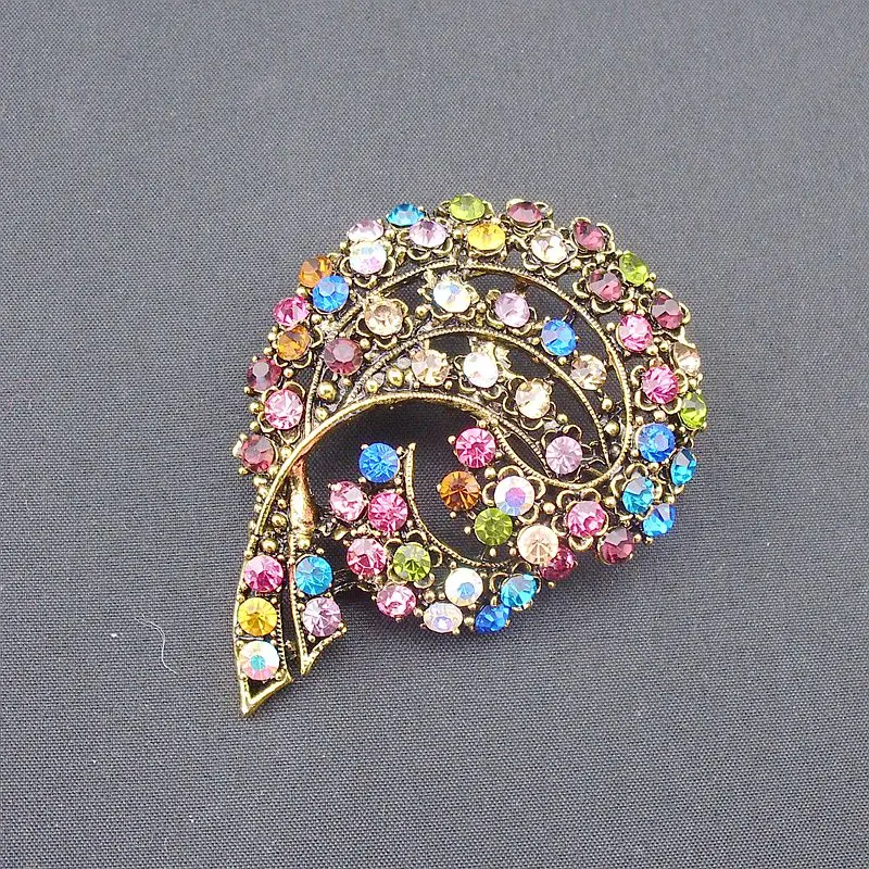 Винтажная под старину с бронзовым покрытием разноцветными вставками хрусталя