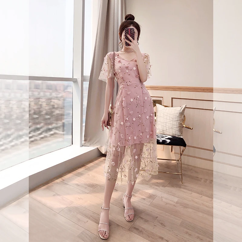 Женское платье с открытой спинкой розовое цветочной вышивкой и коротким