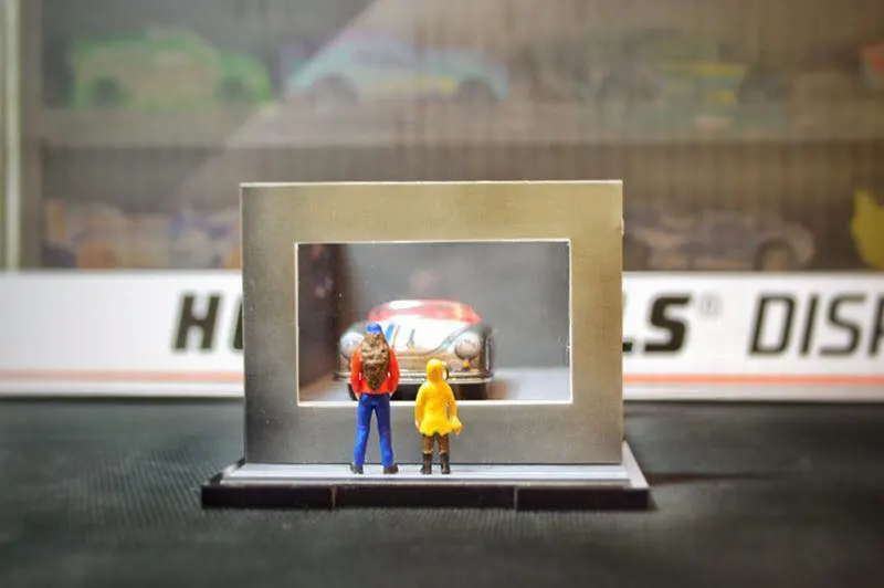 1: 64 масштаб Diorama маленький мальчик за окном парковка металлическая автомойка магазин дисплей коробка Смолы Рисунок сцена модель игрушки