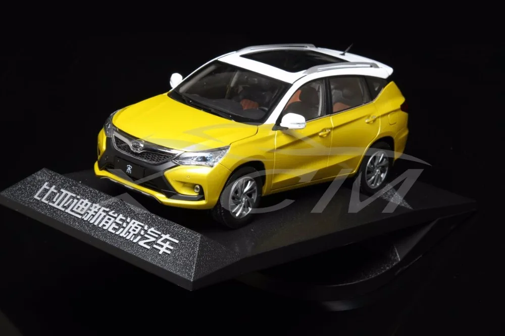 Отлитый под давлением автомобиль модель BYD Song 1:18 (желтый и белый) наклонная