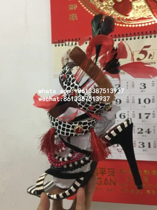 Роскошные Разноцветные сандалии гладиаторы на высоком каблуке с красным