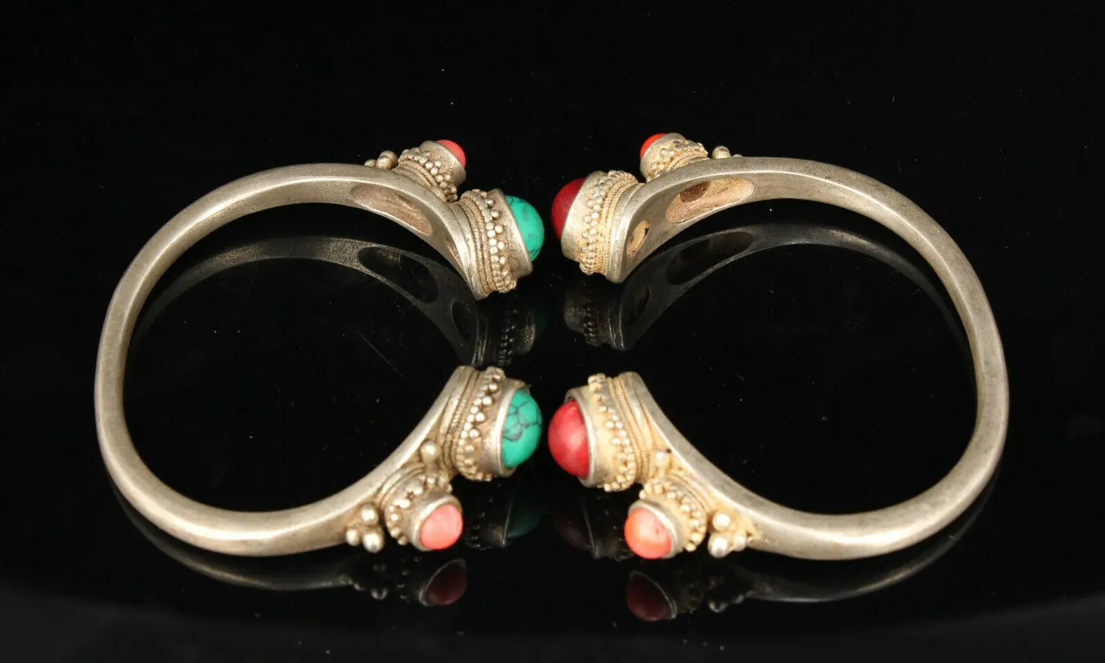 

A Pair Chinese Collectible Handmade Tibetan Silver Inlay Coral Retro Bracelet