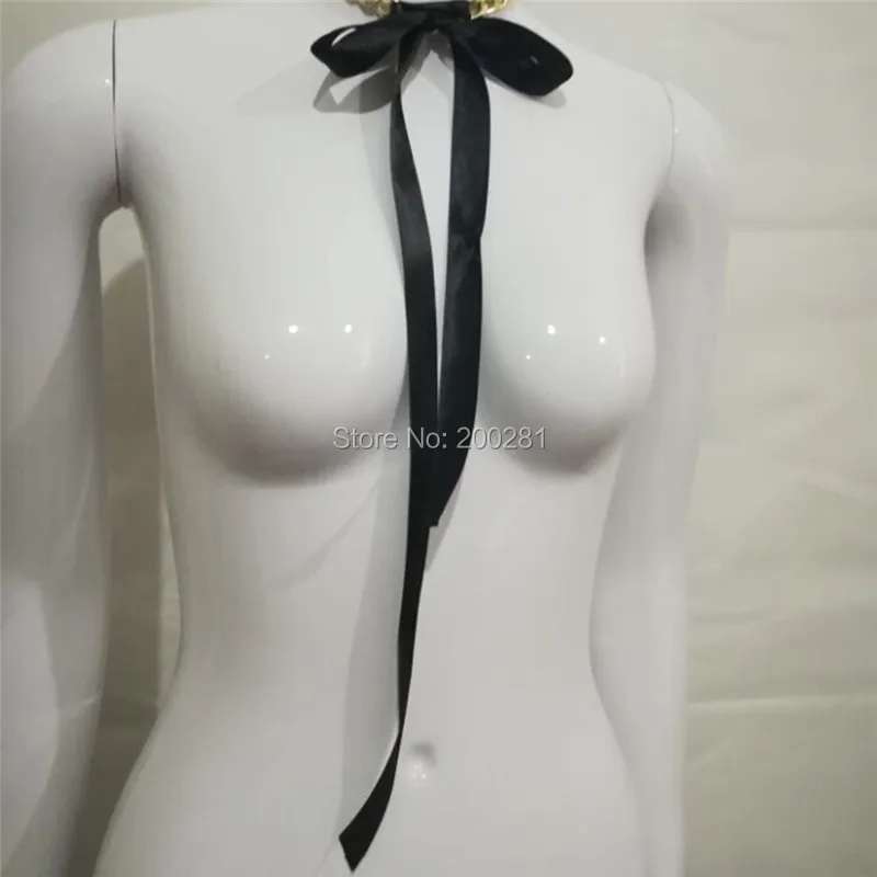 Красного черного и белого цвета с бантом из ленты на короткой цепочке колье