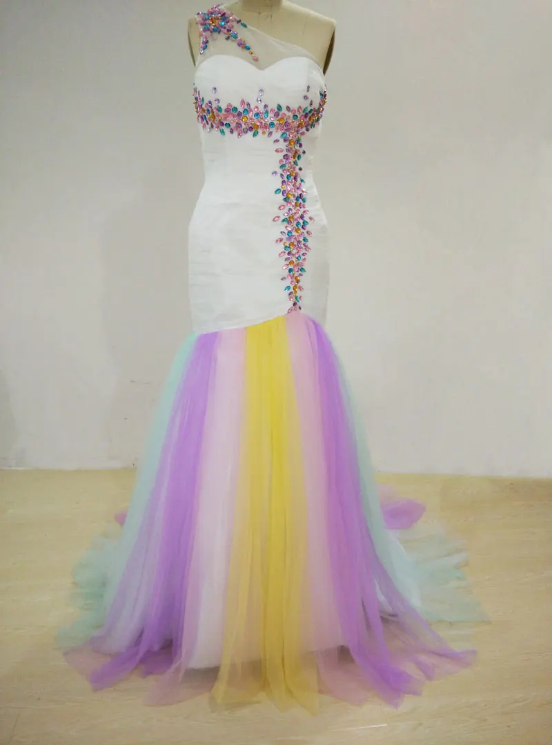 Бальные платья на одно плечо из фатина с бусинами и радугой | Свадьбы торжества