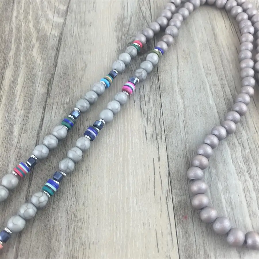 Женское массивное ожерелье на осень и зиму серый деревянный бисер большой