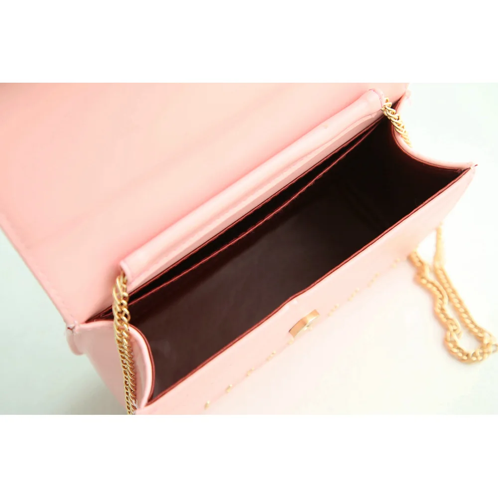 С заклепками женская сумка с клапаном на цепочке в черную полоску блестками