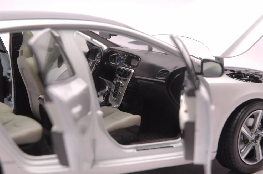 1:18 литья под давлением модель для Volvo V40 Белый внедорожник сплав игрушечный автомобиль миниатюрная коллекция подарки XC 90